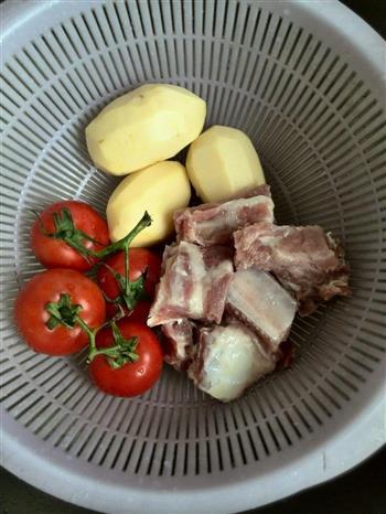 西红柿土豆排骨汤的做法步骤1