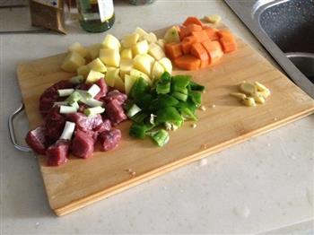 土豆胡萝卜烧牛肉的做法步骤1