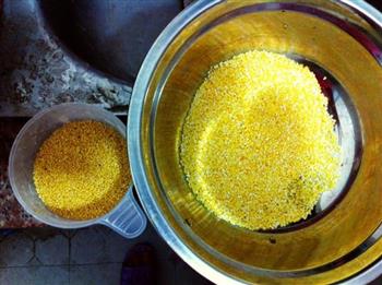 黄色系-玉米渣儿小米粥的做法图解1