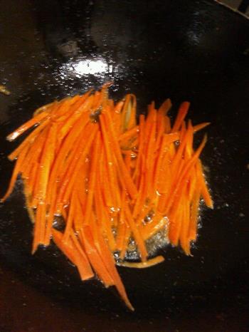 胡萝卜炒土豆丝的做法图解1