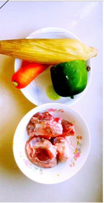 冬瓜玉米排骨汤的做法图解1