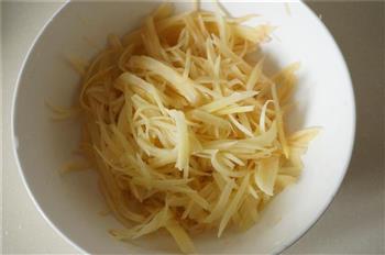 自家土豆跟潮流，葱香洋芋擦擦的做法步骤1