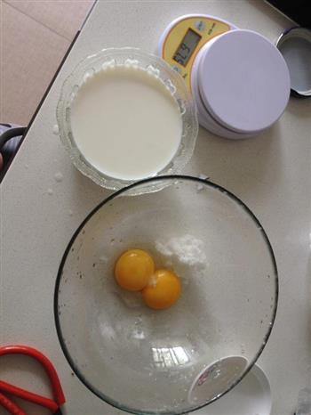蛋黄版奥利奥奶油冰淇淋的做法步骤1