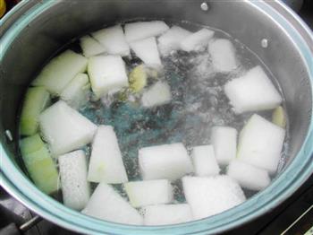 开胃解暑-冬瓜双花海鲜汤的做法图解3