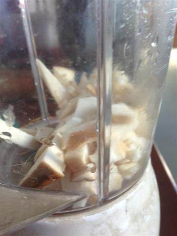 菌菇豆腐煲鲫鱼汤的做法步骤1