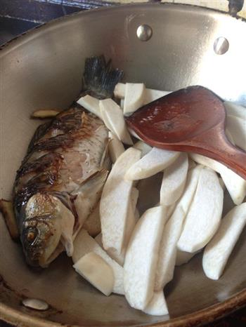 菌菇豆腐煲鲫鱼汤的做法步骤6