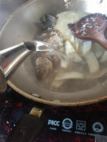 菌菇豆腐煲鲫鱼汤的做法图解9