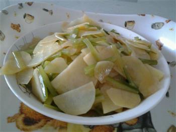 芹菜炒土豆片的做法步骤4