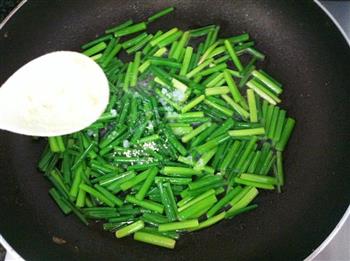 韭菜花炒鸡蛋的做法步骤8