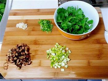 生菜薏仁脆片鸡松的做法步骤2