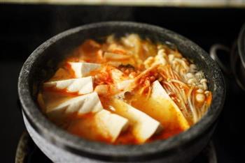韩式辣白菜豆腐火锅的做法步骤3