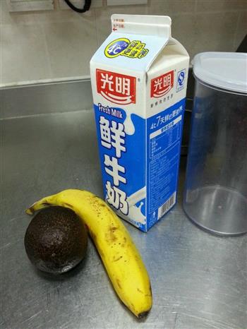 牛油果香蕉奶昔的做法步骤1