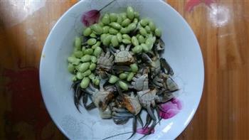 河蟹毛豆汤的做法步骤1