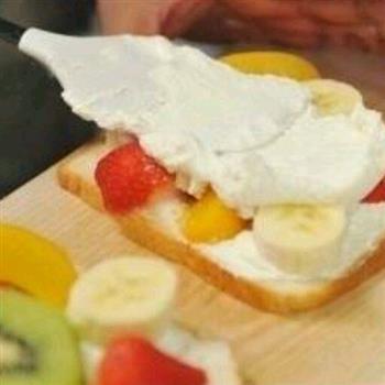爱心早餐-水果三明治/酸奶冰淇淋三明治的做法图解5