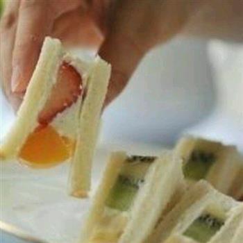 爱心早餐-水果三明治/酸奶冰淇淋三明治的做法步骤8