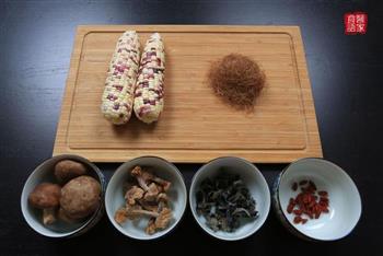 玉米蘑菇炖汤的做法图解2