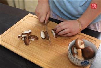 玉米蘑菇炖汤的做法图解5