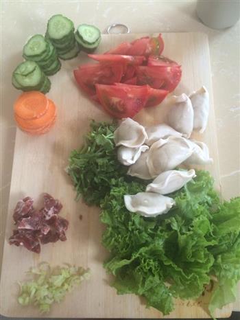 牛肉饺子蔬菜汤的做法步骤1
