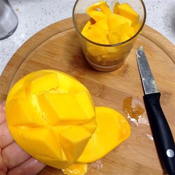芒果酸奶奶昔的做法步骤2