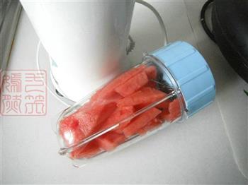 冰爽消暑的西瓜冰沙的做法步骤2