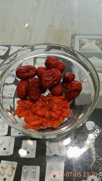 红枣，百合银耳汤的做法步骤2