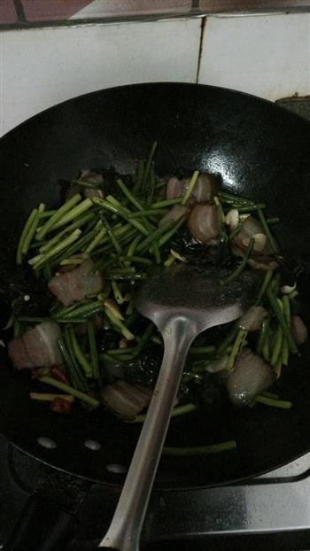 乡里腊肉炒蒜苔的做法步骤5