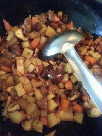 肉丁香菇土豆焖饭的做法步骤10