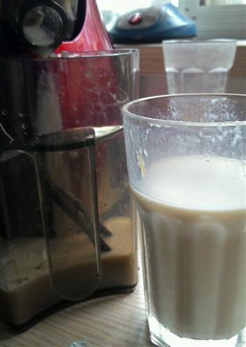 原汁机做无泡香蕉奶昔 香蕉牛奶的做法步骤1