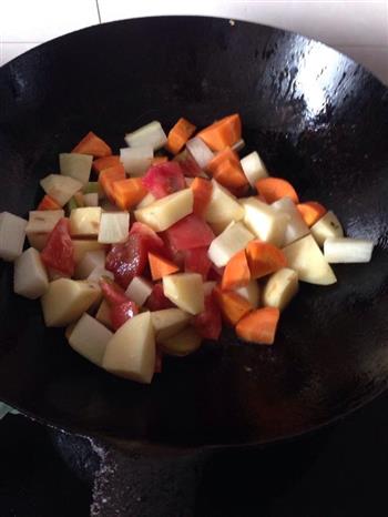 土豆萝卜胡萝卜加西红柿炖牛肉的做法步骤2