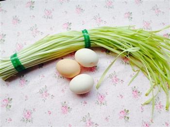 炒出水嫩鸡蛋-韭黄炒鸡蛋的做法步骤1