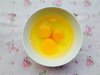 炒出水嫩鸡蛋-韭黄炒鸡蛋的做法步骤3