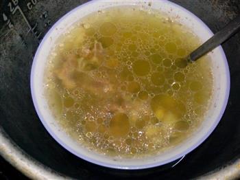 莲子百合排骨汤的做法图解1