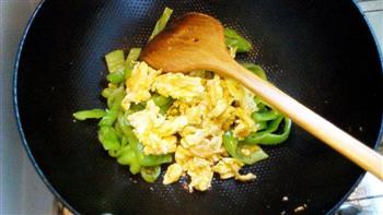 青椒炒鸡蛋的做法步骤6