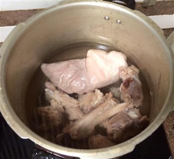 清心祛湿猪肚龙骨养颜汤的做法步骤2