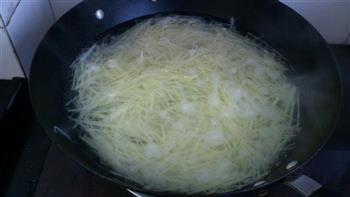 酸辣炝拌土豆丝的做法步骤2