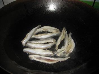干锅多春鱼的做法步骤4