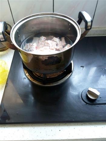冬瓜玉米排骨汤的做法步骤2
