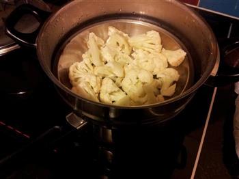 香煎羊排和奶油花椰菜醬的做法步骤3