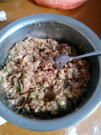 芹菜香菇肉包的做法步骤1