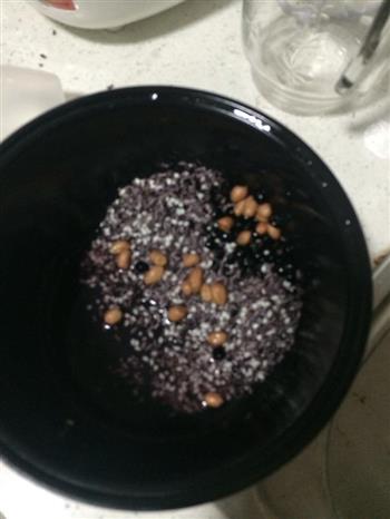 紫米黑豆粥的做法图解1