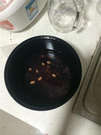 紫米黑豆粥的做法图解2