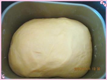 西瓜汁椰蓉花面包的做法步骤3
