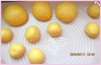 西瓜汁椰蓉花面包的做法步骤5