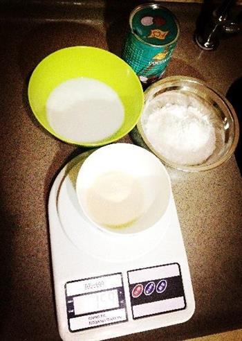 椰蓉牛奶椰汁糕的做法步骤1