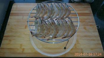 微波炉烤虾的做法步骤2