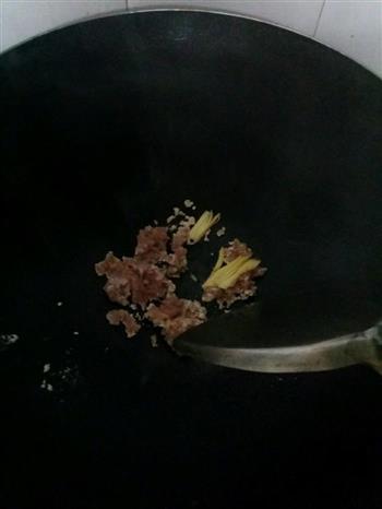 橄榄菜肉丁炒黄秋葵的做法图解3