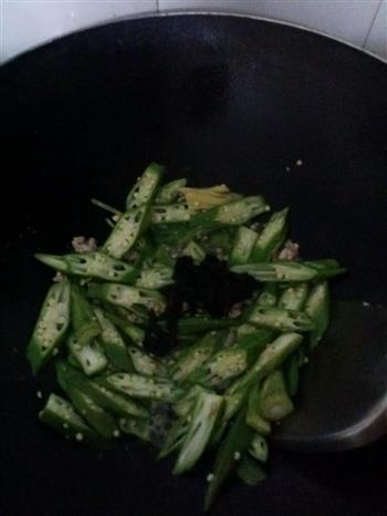 橄榄菜肉丁炒黄秋葵的做法图解5