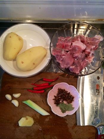 私房土豆炖排骨的做法步骤1