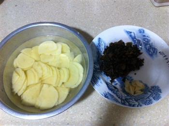 雪菜炒土豆片的做法步骤1