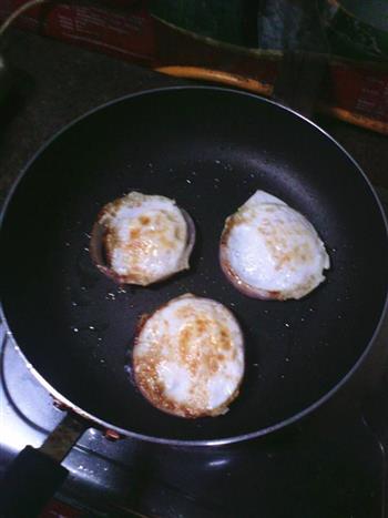 煎洋葱圈荷包蛋的做法步骤4